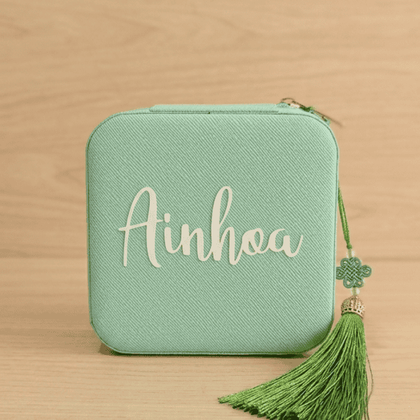 Joyero personalizado en color verde con nombre Aunhoa y borla decorativa para regalos únicos.