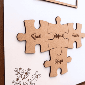 Pieza de rompecabezas de madera con nombres: Gael, Oma, Cintia, Papá, que simbolizan la unión famili.