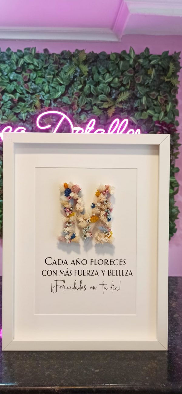 Marco con inicial de flores preservadas